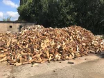 Palivové dřevo štípané volně skládané